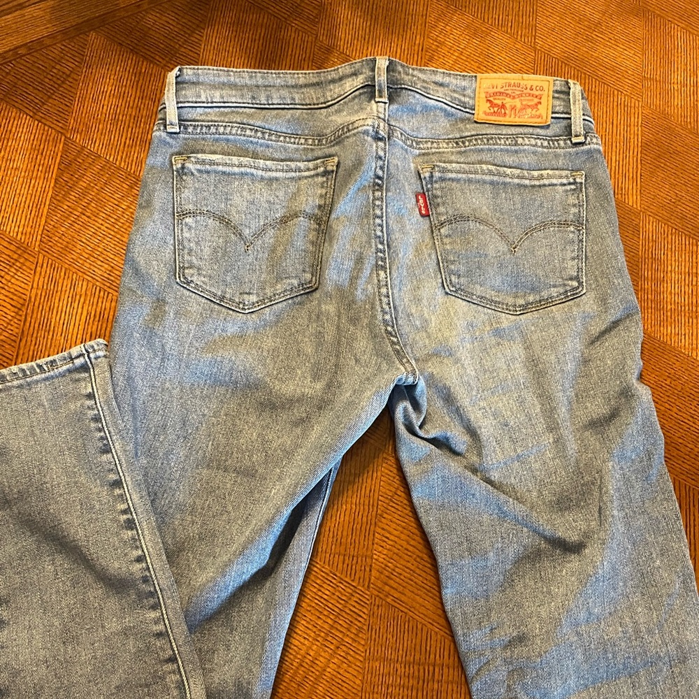 Levi’s 711 Skinny size 27 jeans. Light/medium wash.